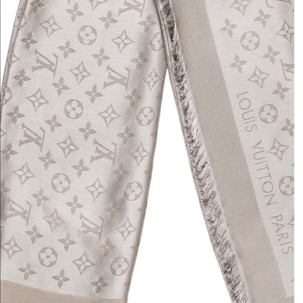 Louis Vuitton monogram lurex shine Schawl.